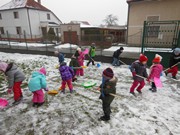 Hrajeme si se sněhem a pomáháme